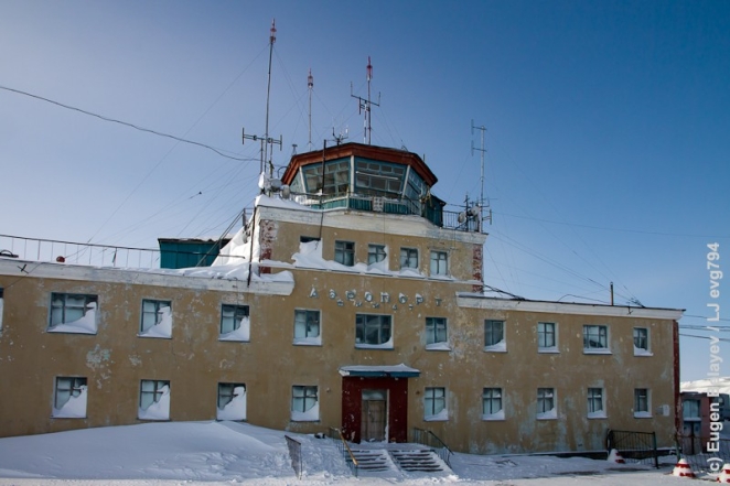 Здание бывшего полярного аэропорта Шмидт, с заснеженными глазницами